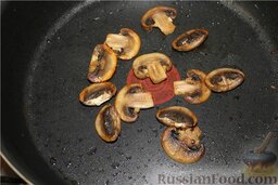 Суп-пюре из шампиньонов: Я заныкал три грибочка для сервировки. Их подрумянил на той же сковородке, где припускал основную массу грибов.