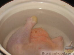 Куриный суп по-домашнему: В кастрюлю налить воду. Курицу вымыть и погрузить в воду. Поставить на огонь.