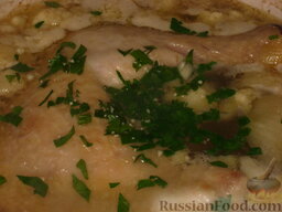 Куриный суп по-домашнему: В конце приготовления добавить мелко рубленную зелень, соль и выключить суп. Оставить куриный суп на 10 минут настояться.