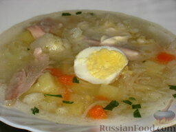 Куриный суп по-домашнему: Подавать домашний куриный суп можно с половинкой вареного вкрутую яйца и/или сметаной.