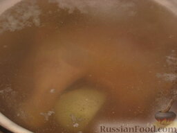 Куриный суп по-домашнему: Когда вода с курицей закипит, снять пену и добавить очищенную головку репчатого лука. Варить 20 минут.
