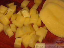 Куриный суп по-домашнему: Картофель очистить, нарезать кубиками.