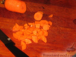 Куриный суп по-домашнему: Тем временем очистить и нарезать морковь кубиками или произвольно по желанию, но не очень крупно.