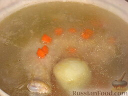 Куриный суп по-домашнему: Добавить морковь в суп. Варить 10 минут.