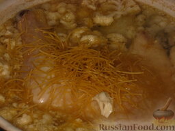 Куриный суп по-домашнему: Засыпать в суп вермишель. Варить суп куриный с вермишелью 5 минут.