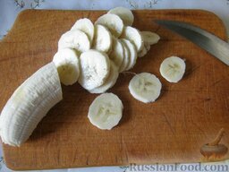 Манник с бананами: Очистить и нарезать колечками бананы.