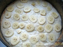 Манник с бананами: Выложить на тесто нарезанные  бананы.
