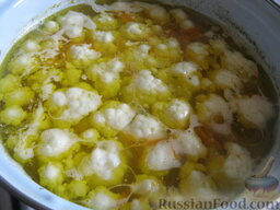 Суп с фрикадельками и цветной капустой: Фрикадельки откинуть на дуршлаг. Переложить их в кастрюлю , добавить цветную капусту. Варить суп с фрикадельками и цветной капустой 10 минут.