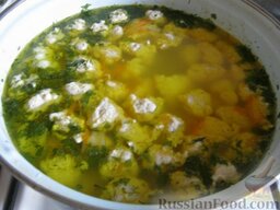 Суп с фрикадельками и цветной капустой: Наш суп с фрикадельками готов. Добавить зелень.