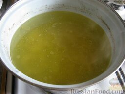 Суп с фрикадельками и цветной капустой: В кипящий куриный бульон опустить картофель.