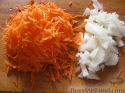 Суп с фрикадельками и цветной капустой: Почистить и помыть морковь и лук. Лук порезать на кубики. Морковь натереть на крупную терку.