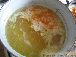 Суп с фрикадельками и цветной капустой: В кипящий бульон опустить лук и половину моркови.