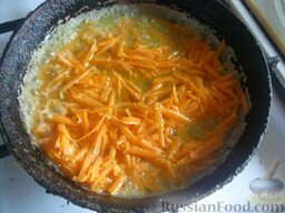 Суп с фрикадельками и цветной капустой: Разогреть сковороду. Налить растительного масла 2 ст. ложки. Обжарить на среднем огне морковь минут 3-4 помешивая.