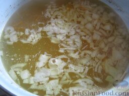 Суп с фрикадельками и цветной капустой: Рис опустить в бульон. Добавить тушеную морковь.