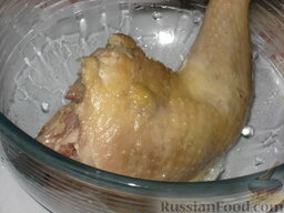 Курица "Златовласка": Готовый окорочок достать из бульона. Остудить.