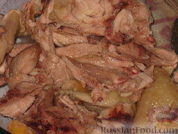 Курица "Златовласка": У окорочка отделить мясо от кости. Нарезать полосками.