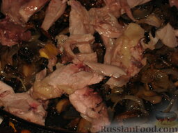 Курица "Златовласка": Отправить курятину в сковороду с луком и грибами.