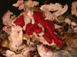 Курица "Златовласка": Добавить томат-пасту. Перемешать. При необходимости посолить.