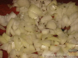 Рис с грибами: Пока варится рис, очистить и измельчить лук.