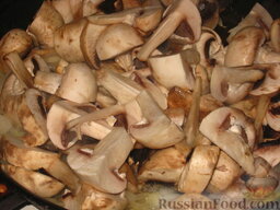 Рис с грибами: Шампиньоны разрезать на 4 части. Поместить в сковороду к луку и все вместе обжарить.