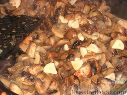 Рис с грибами: Чеснок тонко нарезать, добавить к грибам, перемешать.