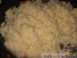 Рис с грибами: Готовый рис выложить на сковороду к грибам. Перемешать. Обжарить рис с грибами в течение 3 минут.