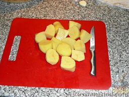 Шурбо (суп с горохом): Через 10 минут опускаем крупно порезанный картофель. Солим, перчим, вводим специи. Здесь я совершенно не представляю себе, как можно обойтись без зиры. Обязательный ингредиент! Примерно с чайную ложку, предварительно растерев ее пальцами, или в ступке.