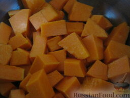 Постная тыквенно-рисовая каша с яблоком: Почистить тыкву, помыть и нарезать на кубики.