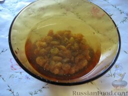 Постная тыквенно-рисовая каша с яблоком: Замочить в холодной воде изюм.