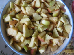 Постная тыквенно-рисовая каша с яблоком: Помыть и очистить от семян и кожуры (я не чищу) яблоки. Порезать на кубики.