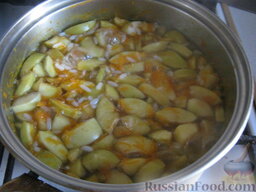 Постная тыквенно-рисовая каша с яблоком: Добавить яблоки и изюм. Накрыть крышкой и томить еще минут 10, пока яблоки разварятся.