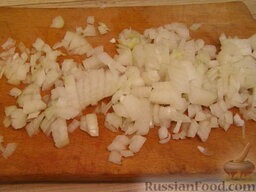 "Клубочки ниток" с куриным фаршем: Как приготовить слоеное тесто с фаршем:    Лук чистим, мелко нарезаем.