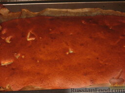 Пирог ананасовый: Выпекать ананасовый пирог в духовке, разогретой до 180 градусов, 30-40 минут.