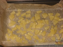 Пирог ананасовый: Посыпать противень 1/3 ст. сахара, разложить нарезанный кусочками ананас.