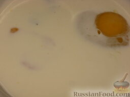 Пирог ананасовый: В другой посуде соединить сливки и яйца. Взбить слегка.