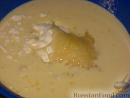 Пирог ананасовый: Влить яичную смесь в миску с сухими ингредиентами.
