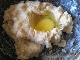Галушки украинские: Охладить тесто. Вбить по одному 4 яйца и растереть в однородную массу.
