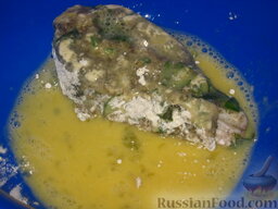 Рыба жареная с зеленью и чесноком: Обмакнуть во взбитое яйцо.