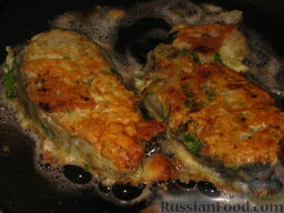 Рыба жареная с зеленью и чесноком: Жарить на сковороде с разогретым растительным маслом со всех сторон до румяной корочки.