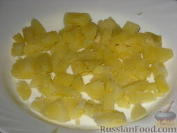 Салат "Ананасовый пунш": Как приготовить салат с ананасами:    Салат выкладывать на блюдо слоями. Каждый слой слегка смазывать майонезом.  Первый слой - картофель. Слегка присолить и посыпать специями.