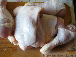Курица тушеная по-украински: Как приготовить тушеную курицу по-украински:    Курицу помыть, разрезать на порционные куски. Из лимона отжать сок. Включить духовку и нагреть до 180 градусов.