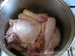 Курица тушеная по-украински: Куски курицы натереть солью и положить в кастрюлю.
