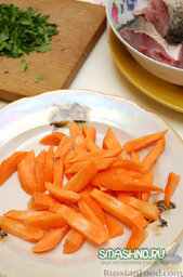 Вкусная уха да с запахом костра: Морковку – большими брусочками. Лук – опять же пополам, не очищая.