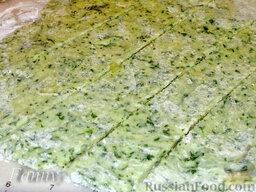 Картофельные клецки со шпинатом и лососем: Лосось нарезать полосками шириной примерно 1 см.  Тесто раскатать на присыпанной мукой доске слоем примерно 0,5-0,7 см и нарезать на полоски.