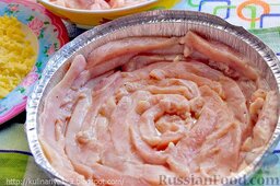Мясной "пирог" "Чайная роза": Укладываем полоски мяса на дно и по бокам (надо было плотнее мне укладывать).