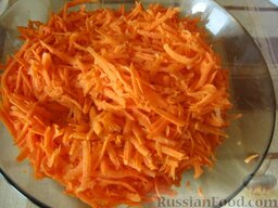 Тушеная  кислая капуста с картофелем: Морковь почистить и помыть. Натереть на крупную терку.