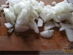 Тушеная  кислая капуста с картофелем: Лук почистить и помыть, нарезать кубиками.