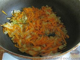 Тушеная  кислая капуста с картофелем: Добавить морковь и тушить все вместе еще 5 минут.