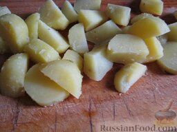 Тушеная  кислая капуста с картофелем: Картофель в мундирах очистить, порезать на кусочки и добавить к овощам.