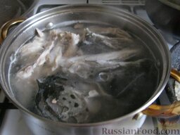 Суп с грибами и семгой: Рыбу вымыть, положить в кастрюлю, залить водой, варить в течение одного часа, в самом конце посолить по вкусу.